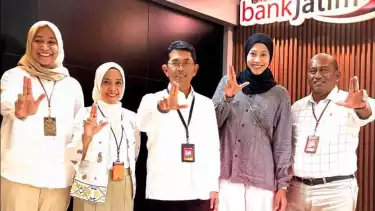 Megawati Hangestri (dua dari kanan) bersama pimpinan Bank Jatim