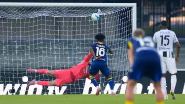 Gift Orban mencetak gol ke gawang Michele Di Gregorio dalam laga Hellas Verona vs Juventus