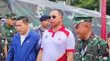 Panglima TNI Jenderal TNI Agus Subiyanto (tengah) menghadiri bakti sosial TNI Fair di kawasan Monumen Nasional, Jakarta Pusat, Minggu (21/9/2025).