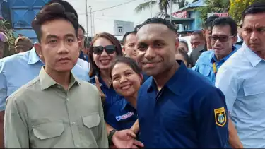 Legenda Timnas Indonesia dan Persipura Jayapura, Titus Bonai dampingi Wapres Gibran Rakabuming Raka