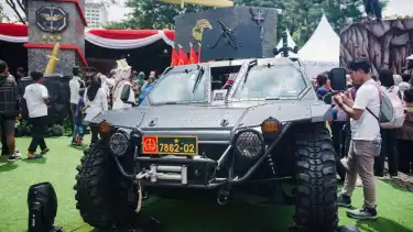 Sejumlah masyrakat terlihat berfoto menaiki kendaraan alusista dalam acara TNI Fair 2025 Jakarta, Minggu (21/09/2025)