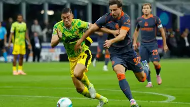 Jay Idzes berduel dengan Carlos Augusto di laga Inter Milan kontra Sassuolo