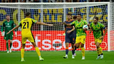 Jay Idzes rayakan gol Walid Cheddira saat Sassuolo jumpa Inter Milan