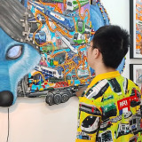 Pelukis Autis Pamerkan Lukisan Serigala dengan Kereta Api di Perutnya