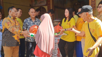 Ritual Sembahyang Pho Tho di Klenteng Gek Ong Long Kong, Dikemas dengan Berbagi Sembako 
