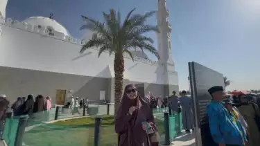 Teh Resty, tour leader MGH Tours di Masjid Quba