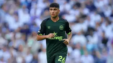 Pemain klub Liga Inggris Brentford yang beragama Islam Yunus Konak