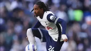 Pemain klub Liga Inggris Tottenham yang beragama Islam Djed Spence