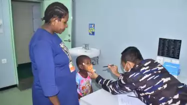 Bakti sosial dan kesehatan yang dilakukan Kemhan RI di atas KRI dr. Wahidin Sudirohusodo-991.