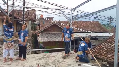 Pemerintah Instruksikan Pengaktifan Kembali Siskamling, Warga di Cinagara Gotong Royong Bangun Poskamling