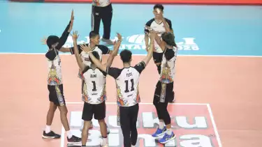 Tedi Oka bersama pemain Samator di Livoli Divisi Utama 2025.