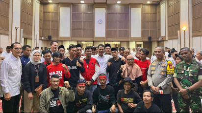 Mentan Amran Bagikan Makanan ke Ribuan Demonstran di Kementan