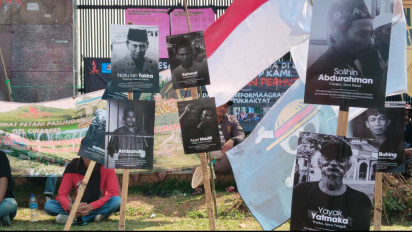 Massa Petani Pasang Foto Korban Konflik Agraria di DPR RI