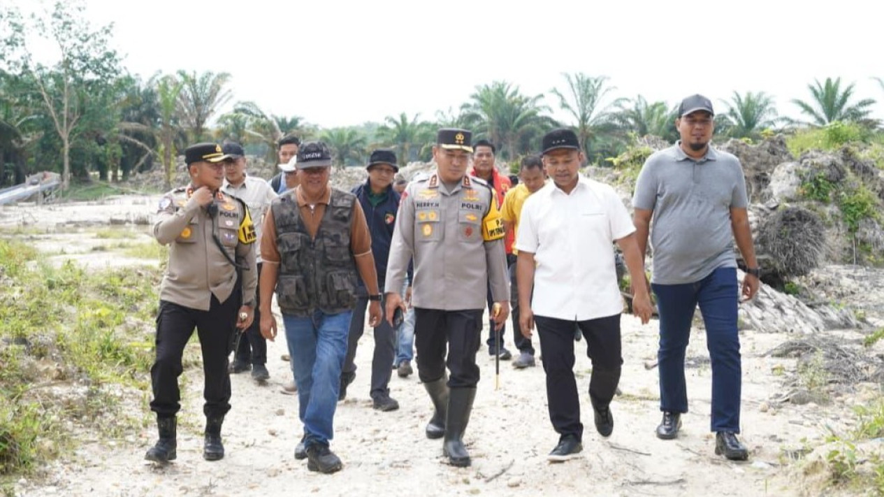 Soal Pendistribusian Plang Larangan di Areal Karhutla, Kapolda Riau: Sebagai Pengingat Bahwa Karhutla Adalah Musuh Bersama
            - galeri foto