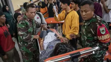 Anggota TNI bersama relawan mengevakuasi korban keracunan di Posko Penanganan di Kantor Kecamatan Cipongkor, Kabupaten Bandung Barat, Jawa Barat, Rabu (24/9).