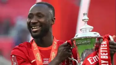 Eks pemain Liverpool, Naby Keïta saat membawa The Reds juara FA Cup 2021/2022.