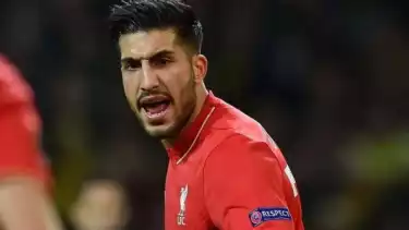 Mantan pemain Liverpool, Emre Can yang dikenal sebagai muslim yang taat.