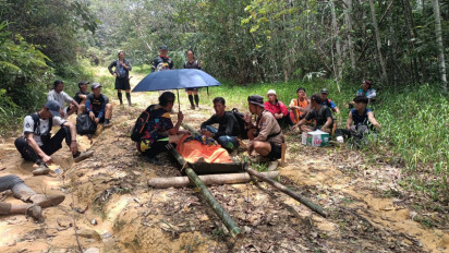 Infrastuktur Jalan Rusak Parah, Warga yang Sakit Harus Ditandu Puluhan Kilometer Menuju Puskesmas Krayan Timur