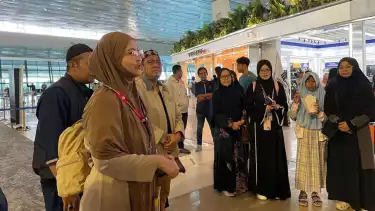 Teh Resty memberi arahan kepada jemaah MGH Tours