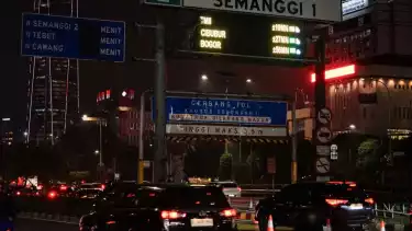 Situasi lalu lintas di Jl Gatot Subroto. Lalu lintas terpantau padat merayap, sejumlah petugas kepolisian diterjukan untuk mengurai kemacetan, Gerbang Tol Semanggi 1 terpantau sudah mulai dibuka. Jakarta, Kamis (25/09/2025)