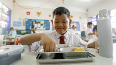 Siswa SDN 04 Cipinang Melayu, Jakarta Timur menikmati menu Makan Bergizi Gratis (MBG), Kamis (25/9).