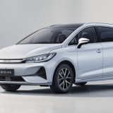 Harga BYD M6 DM Mulai Rp310 Juta? MPV Hybrid Baru BYD Langsung Diburu Konsumen