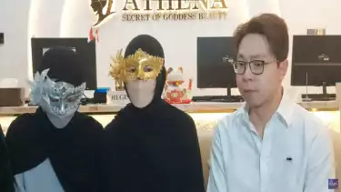 SA (kiri) dan ZA (tengah) didampingi dr Richard Lee menjelaskan kronologi pencabulan yang dilakukan oleh Kiai MR