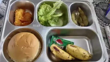 Menu makan bergizi gratis (MBG) di SDN CBS 12 Pagi, Jakarta Timur, Jumat (26/9).