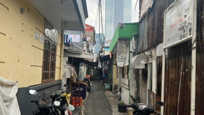 Melihat Kondisi Rumah Padat Penduduk di RW 02 dan RW 05 Kelurahan Karet Jakarta Selatan, Bangunan Berdempetan-Penuh Gerobak Jualan di Gang Sempit