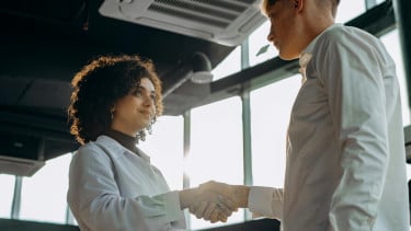 Karier Melejit! 5 Weton Ini Diramal Naik Jabatan dan Ketiban Proyek Besar pada Tanggal 15 April 2026