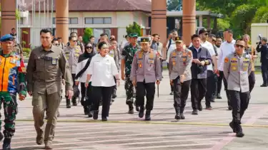 Kapolri beserta Ketua Komisi IV DPR RI, Menko Pangan, Kepala Badan Pangan Nasional, dan Dirut Bulog terpantau  tiba di Mahmud Badaruddin II dari Palembang dilanjutkan menaiki helikopter Polri menuju Kab. OKU Timur.