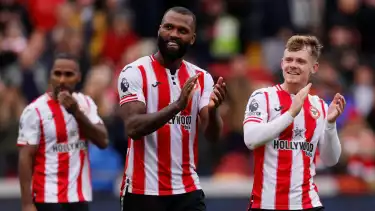 Pemain Brentford Merayakan Kemenangan di Liga Inggris