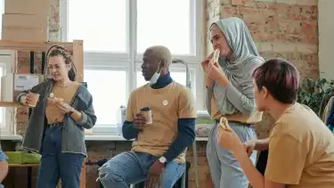 Ilustrasi makan sambil berdiri