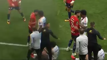 Calvin Verdonk berduel dengan pemain Olympique Lyon setelah menabrak Nicolas Tagliafico