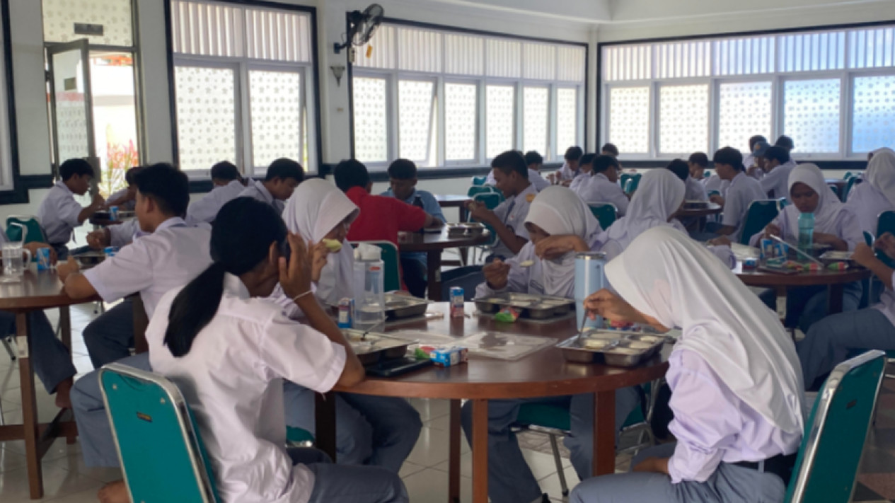 Bukan MBG, Makan Gratis Siswa di Sekolah Rakyat Pakai Sistem Catering
            - galeri foto