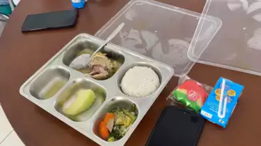 Menu makan gratis yang diterima siswa Sekolah Rakyat Menengah Atas (SRMA) 10 Margaguna, Jakarta Selatan.