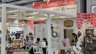 Wow! Dari Tokyo hingga Paris, Batik Shibori asal Indonesia Lolos Kurasi Ketat di Ajang Mode Internasional