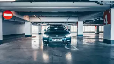 ilustrasi mobil terparkir