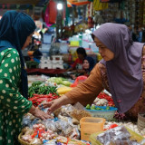 Stok Menipis, Harga Cabai dan Bawang Merah di Pasar Induk Kramat Jati Merangkak Naik