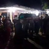Kedatangan Jenasah Korban Ambruknya Bangunan Ponpes Al Khoziny Diwarnai Isak Tangis Keluarga