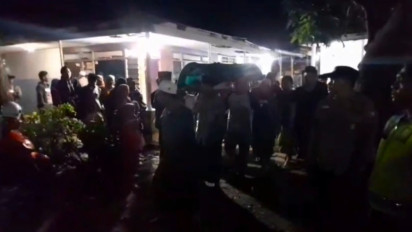 Kedatangan Jenasah Korban Ambruknya Bangunan Ponpes Al Khoziny Diwarnai Isak Tangis Keluarga