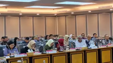 Ayah dan istri diplomat Kemenlu Arya Daru Pangayunan datangi Komisi XIII DPR di Gedung DPR, Jakarta Pusat, Selasa (30/9/2025).