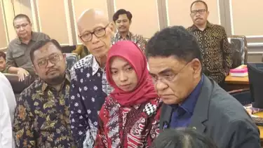 Istri almarhum diplomat Kementerian Luar Negeri, Arya Daru Pangayunan, Meta Ayu Puspitantri (kedua dari kanan) dan keluarga korban memberikan keterangan pers bersama Komisi XIII DPR