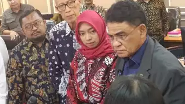 Meta Ayu Puspitantri istri diplomat Kemlu Arya Daru