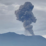 Pos Gunung Api Laporkan Abu Vulkanik Erupsi Gunung Marapi Mengarah ke Timur