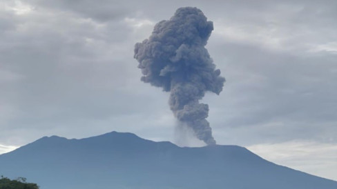Pos Gunung Api Laporkan Abu Vulkanik Erupsi Gunung Marapi Mengarah ke Timur