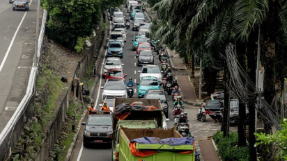 Berita Foto : Ruas Jalan Menyempit, TB Simatupang Alami Kemacetan