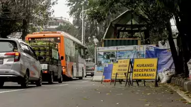 Berita Foto : Ruas Jalan Menyempit, TB Simatupang Alami Kemacetan