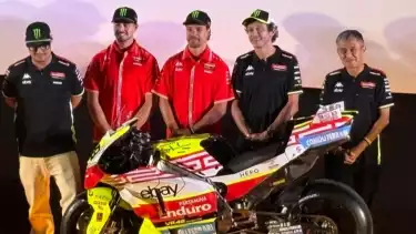 Pembalap Pertamina Enduro VR46 Racing Team Fabio Di Giannantonio (kedua dari kiri) menyebut Sirkuit Mandalika sebagai lintasan yang sangat luar biasa.
