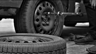 Pemeriksaan tekanan ban mobil